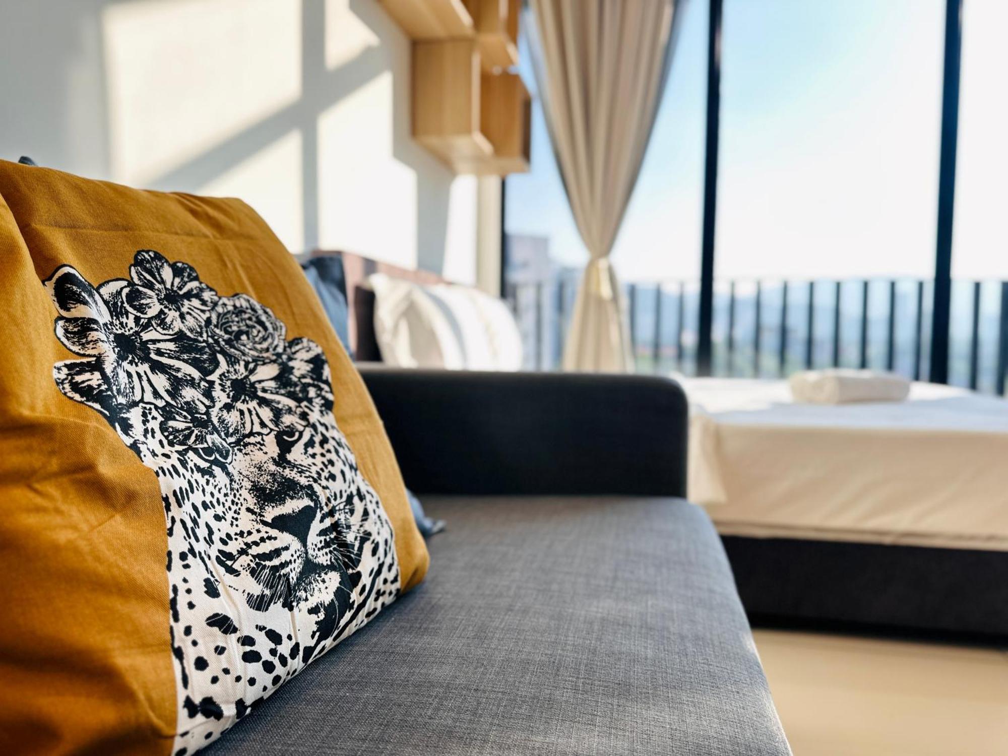 New Georgetown Instagramable 2Br Homestay For 10Pax 无敌美景两房民宿 Beacon Executive Suite Екстер'єр фото
